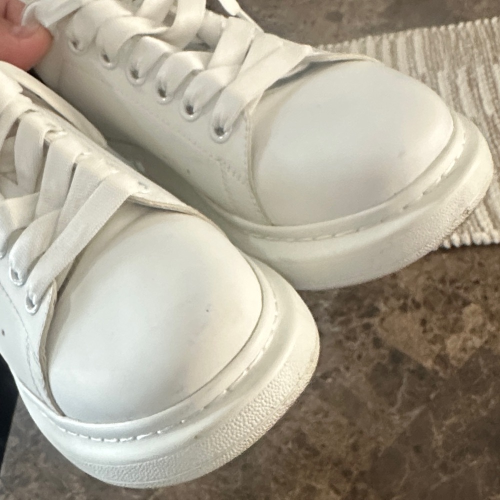 Alexander Mcqueen mens leather sneakers with Stud Details - Picture 8 of 10